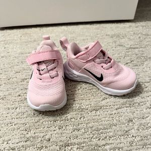 Nike toddler size 5 NWOT pink Velcro tennis shoes